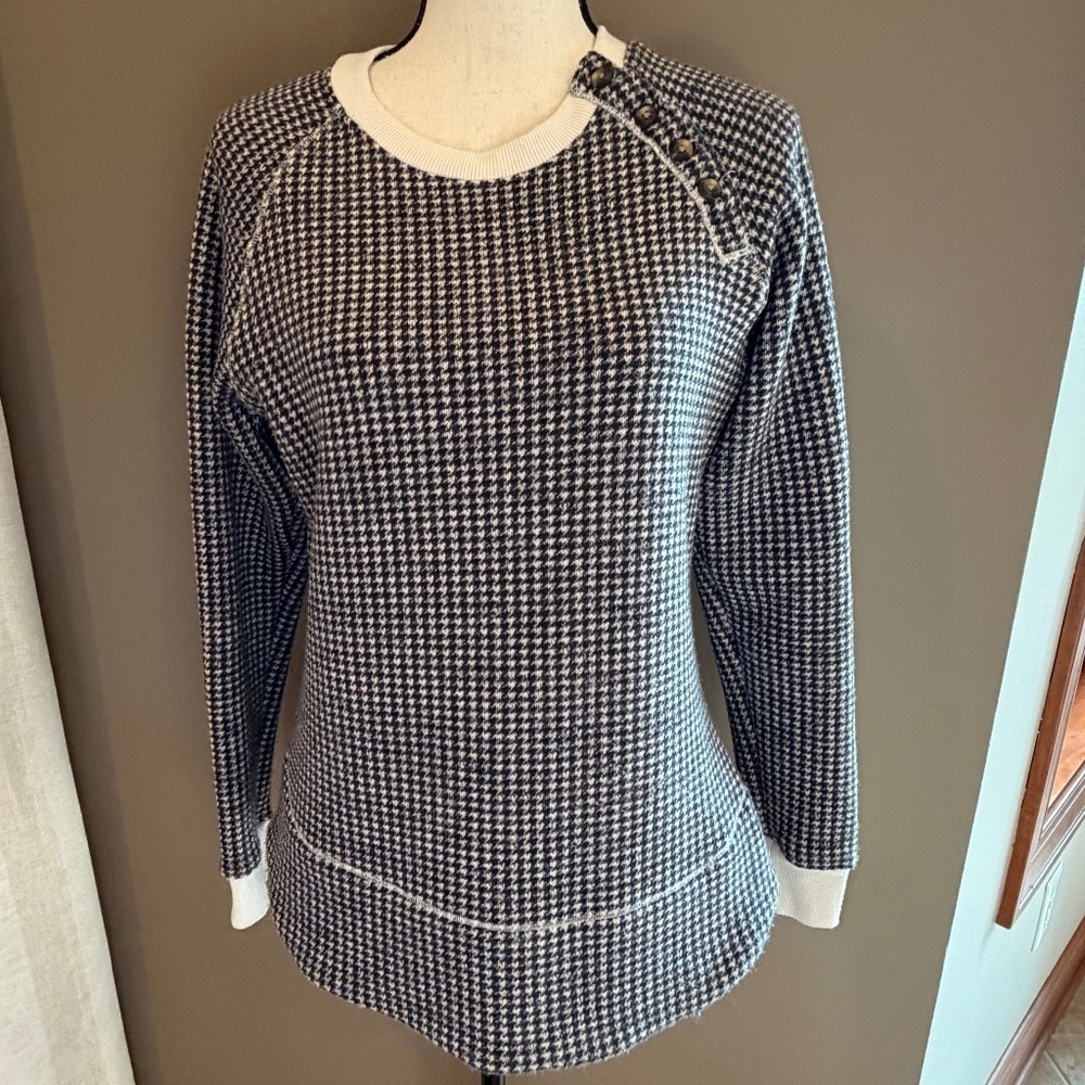 Columbia Women's Black & Cream Houndstooth Long Sleeve Sweater, Size Medium
